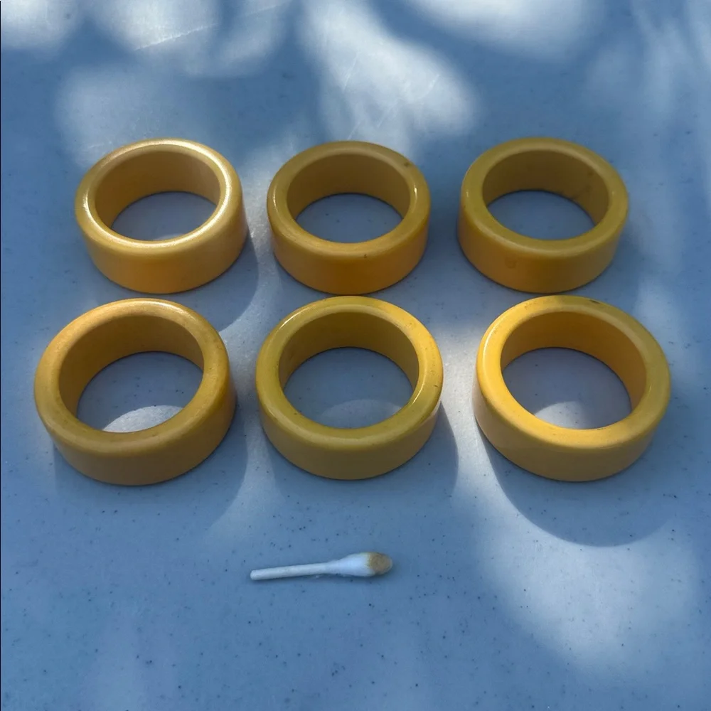 Vintage MCM Bakelite Yellow Napkin Ring Holders Set of 6, Retro Homeware - Picture 1 of 3